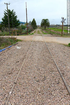 Tramo de vía férrea solo en el cruce con una calle - Departamento de Canelones - URUGUAY. Foto No. 69858