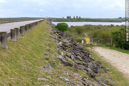 Ladera del puente en ruta 76 sobre el río Santa Lucía - Departamento de Florida - URUGUAY. Foto No. 69892
