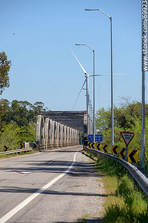Puente en ruta 7 sobre el río Santa Lucía y molinos de energía eólica - Departamento de Florida - URUGUAY. Foto No. 69923