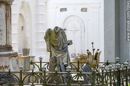 Cemetery. Headless statue - Department of Treinta y Tres - URUGUAY. Photo #70041