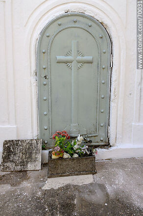 Cemetery. Door of a crypt - Department of Treinta y Tres - URUGUAY. Photo #70031