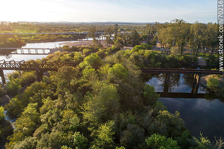 Vista aérea de los puentes carretero y ferroviario sobre el río Olimar Chico - Department of Treinta y Tres - URUGUAY. Photo #70216