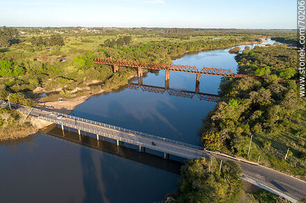 Vista aérea de los puentes local y ferroviario sobre el río Olimar Chico - Departamento de Treinta y Tres - URUGUAY. Foto No. 70206