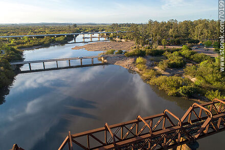 Vista aérea de los puentes carretero y ferroviario sobre el río Olimar Chico - Departamento de Treinta y Tres - URUGUAY. Foto No. 70199