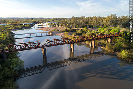 Vista aérea de los puentes carretero y ferroviario sobre el río Olimar Chico - Departamento de Treinta y Tres - URUGUAY. Foto No. 70198