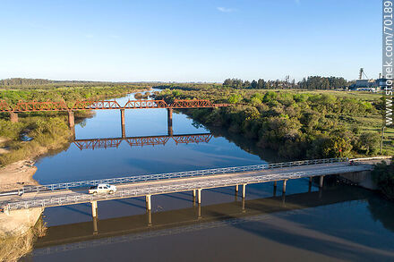 Vista aérea de los puentes carretero y ferroviario sobre el río Olimar Chico - Departamento de Treinta y Tres - URUGUAY. Foto No. 70189