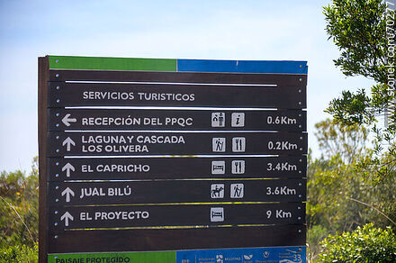 Cartel con servicios turísticos - Departamento de Treinta y Tres - URUGUAY. Foto No. 70277