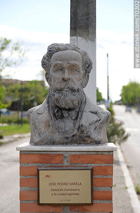 Busto a José Pedro Varela - Departamento de Lavalleja - URUGUAY. Foto No. 70302