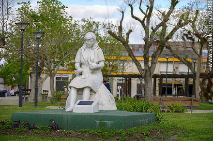 Plaza principal. Monumento a la madre - Departamento de Lavalleja - URUGUAY. Foto No. 70308