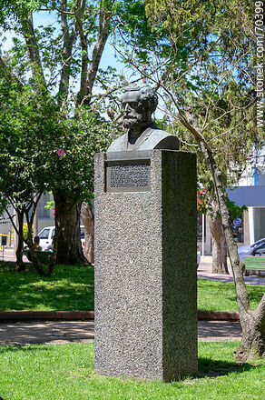 Plaza de Tala. Bust of José Pedro Varela - Department of Canelones - URUGUAY. Photo #70399