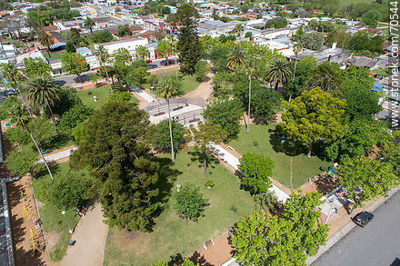 Vista aérea de la plaza Tomás Berreta y el pueblo - Departamento de Canelones - URUGUAY. Foto No. 70544