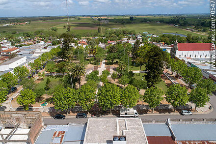 Vista aérea de la plaza Tomás Berreta y el pueblo - Departamento de Canelones - URUGUAY. Foto No. 70547