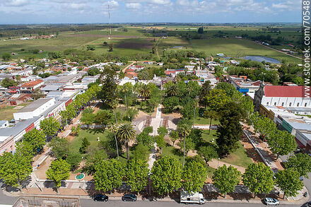 Vista aérea de la plaza Tomás Berreta y el pueblo - Departamento de Canelones - URUGUAY. Foto No. 70548