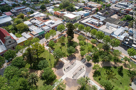 Vista aérea de la plaza Tomás Berreta y el pueblo - Departamento de Canelones - URUGUAY. Foto No. 70555
