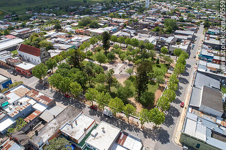 Vista aérea de la plaza Tomás Berreta y el pueblo - Departamento de Canelones - URUGUAY. Foto No. 70559
