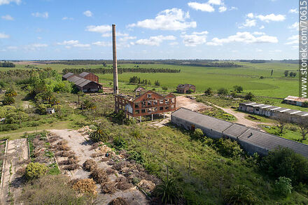 Vista aérea de las antiguas instalaciones del ingenio remolachero y azucarero de Rausa - Departamento de Canelones - URUGUAY. Foto No. 70615