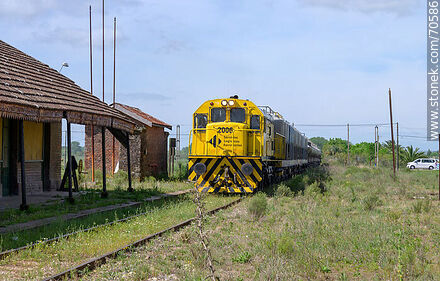 Antigua estación de ferrocarril de Montes. Tren de carga desde Minas - Departamento de Canelones - URUGUAY. Foto No. 70586