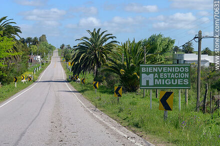 Cartel de Bienvenida a Estación Migues sobre ruta 80 - Departamento de Canelones - URUGUAY. Foto No. 70631