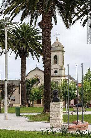 Plaza Lázaro Cabrera, bust of Artigas and Church - Lavalleja - URUGUAY. Photo #70680