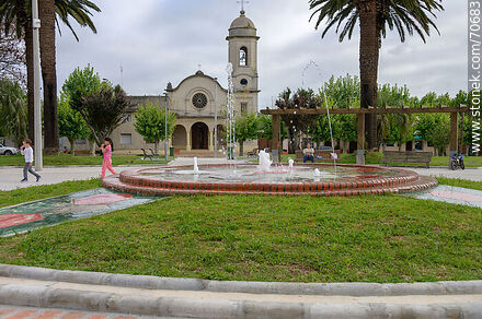 Plaza Lázaro Cabrera. Fuente e iglesia - Departamento de Lavalleja - URUGUAY. Foto No. 70683