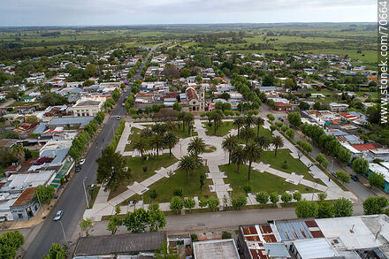 Vista aérea de la plaza Lázaro Cabrera y la parroquia Nuestra Señora del Carmen - Departamento de Lavalleja - URUGUAY. Foto No. 70664