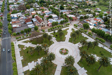 Vista aérea de la plaza Lázaro Cabrera y la parroquia Nuestra Señora del Carmen - Departamento de Lavalleja - URUGUAY. Foto No. 70665