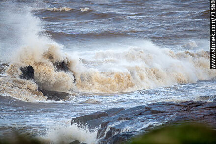 The sea breaking over the rocks in a southeast storm. - Department of Maldonado - URUGUAY. Photo #71222