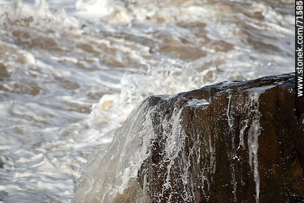 The sea breaking over the rocks in a southeast storm - Department of Maldonado - URUGUAY. Photo #71256