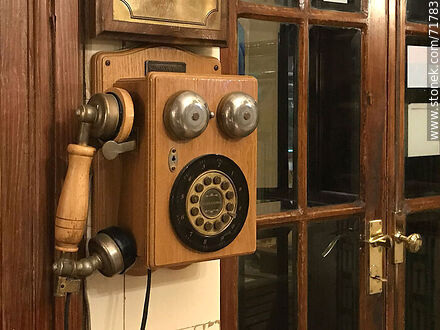 Old wall telephone of the Colón Hotel - Department of Maldonado - URUGUAY. Photo #71783