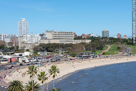 Vista aérea de la rambla Pte. Wilson, playa Ramírez, juegos eléctricos, facultad de ingeniería - Departamento de Montevideo - URUGUAY. Foto No. 72076