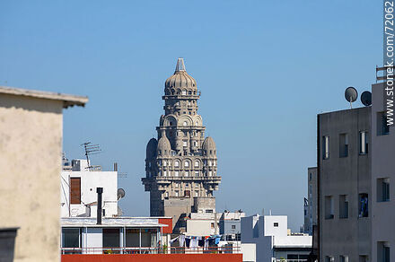 El Palacio Salvo asomando entre otros edificios - Departamento de Montevideo - URUGUAY. Foto No. 72062