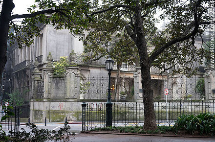 Zabala Square on a gray day. Taranco Palace - Department of Montevideo - URUGUAY. Photo #72663