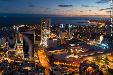 Vista aérea al anochecer del microcentro del Buceo, sus torres y su shopping - Departamento de Montevideo - URUGUAY. Foto No. 72856