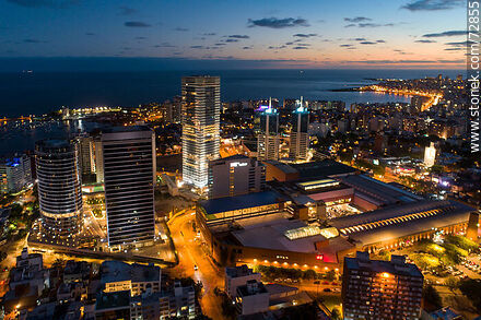 Vista aérea al anochecer del microcentro del Buceo, sus torres y su shopping - Departamento de Montevideo - URUGUAY. Foto No. 72855