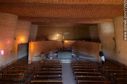 Vista general del interior de la iglesia del Cristo Obrero en Estación Atlántida - Departamento de Canelones - URUGUAY. Foto No. 72920