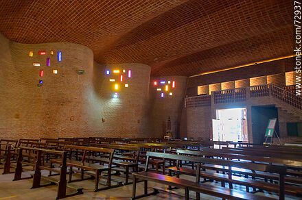 Vista general del interior de la iglesia del Cristo Obrero en Estación Atlántida - Departamento de Canelones - URUGUAY. Foto No. 72937