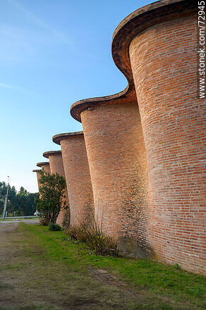 Outer curved walls of the Cristo Obrero church by Eladio Dieste - Department of Canelones - URUGUAY. Photo #72945