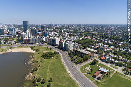 Vista aérea de la Aduana de Oribe, Liceo Francés y edificios de la rambla Armenia - Departamento de Montevideo - URUGUAY. Foto No. 73035
