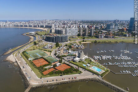 Vista aérea de las canchas de fútbol y tenis, piscina y edificio del Yatch Club - Departamento de Montevideo - URUGUAY. Foto No. 73032