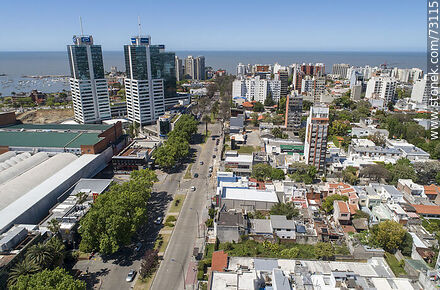 Vista aérea de las torres del World Trade Center Montevideo sobre la Av. L. A. de Herrera - Departamento de Montevideo - URUGUAY. Foto No. 73115