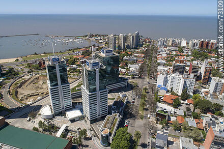Vista aérea de las torres del World Trade Center Montevideo sobre la Av. L. A. de Herrera. Puerto Buceo - Departamento de Montevideo - URUGUAY. Foto No. 73109
