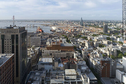 Vista aérea de las calles Florida y Andes hacia el puerto - Departamento de Montevideo - URUGUAY. Foto No. 73170