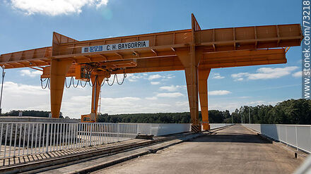 Puente y grúa pórtico sobre la represa del Río Negro - Departamento de Durazno - URUGUAY. Foto No. 73218