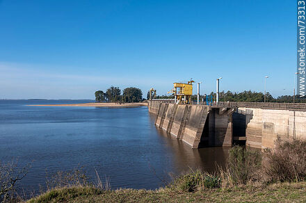 Represa hidroeléctrica Rincón del Bonete aguas arriba - Departamento de Tacuarembó - URUGUAY. Foto No. 73313