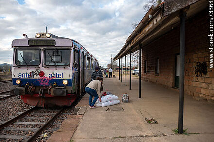 Carga de bolsas de ración para vacas al tren en la estación de AFE de Tranqueras - Departamento de Rivera - URUGUAY. Foto No. 73364