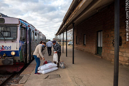 Carga de bolsas de ración para vacas al tren en la estación de AFE de Tranqueras - Departamento de Rivera - URUGUAY. Foto No. 73363