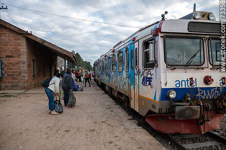 Estación de AFE de Tranqueras. Pasajeros por ascender al tren - Departamento de Rivera - URUGUAY. Foto No. 73358