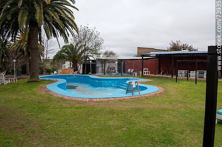 Instalaciones del hotel Artigas. Jardín del hotel, piscinas - Departamento de Rivera - URUGUAY. Foto No. 73935