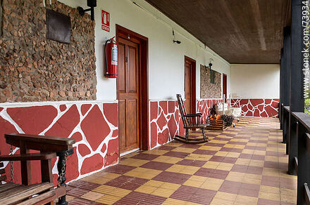 Instalaciones del hotel Artigas. Corredor de habitaciones frente al jardín - Departamento de Rivera - URUGUAY. Foto No. 73934