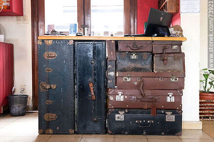 Mostrador del hotel Artigas hecho con una tabla sobre valijas antiguas - Departamento de Rivera - URUGUAY. Foto No. 73921